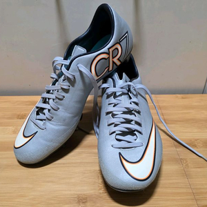 나이키 머큐리얼 CR7 축구화