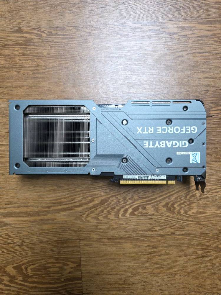 기가바이트 4070 SUPER GAMING OC 팔아요--3