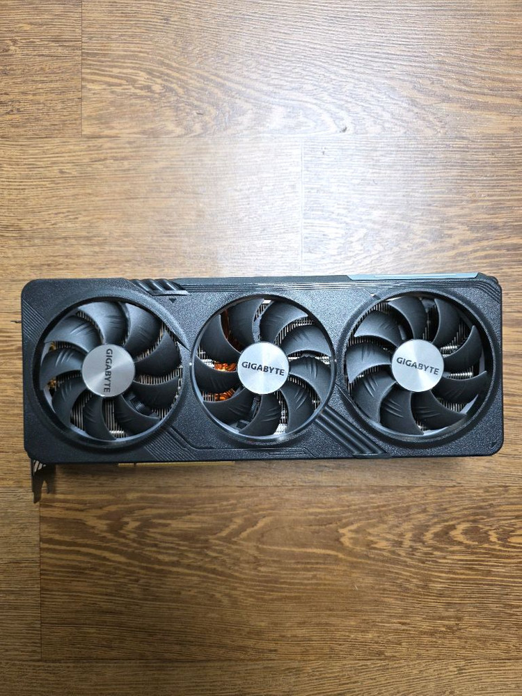 기가바이트 4070 SUPER GAMING OC 팔아요--2