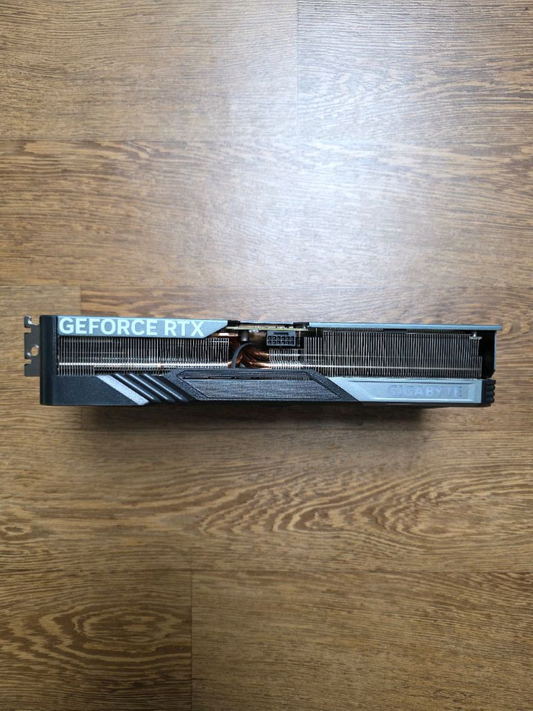 기가바이트 4070 SUPER GAMING OC 팔아요--4