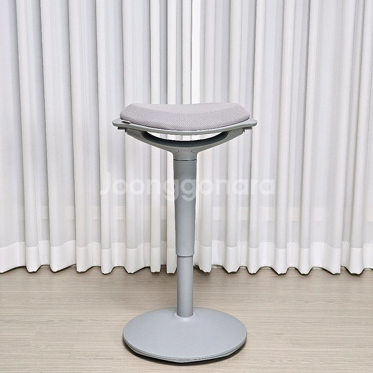 인체공학 스툴 의자 팔아요.(높낮이 조절 보조의자)--2