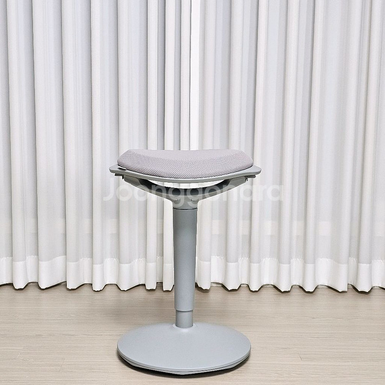 인체공학 스툴 의자 팔아요.(높낮이 조절 보조의자)--1