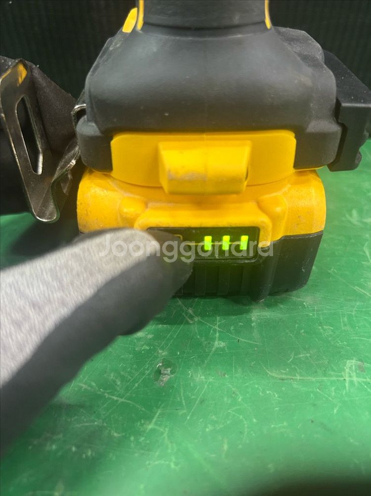 디월트 충전임팩 드라이버 DCF860배터리포함--5