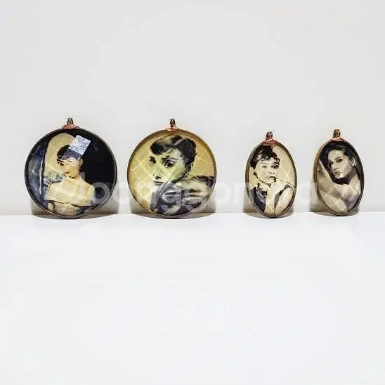 오드리 햅번 팬던트 4개--0