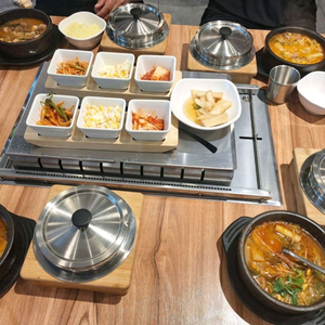 한국식품 자동화 테이블 꼬지 기계