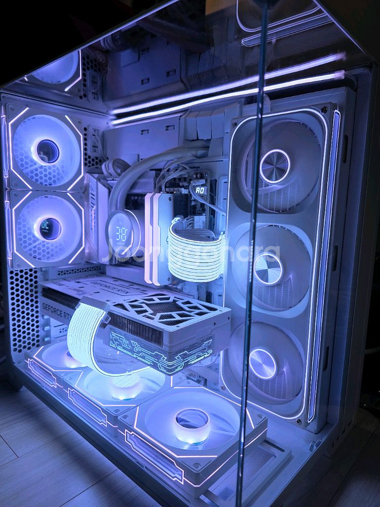 라이젠7 9800X3D 5080 리안리 화이트 본체--0