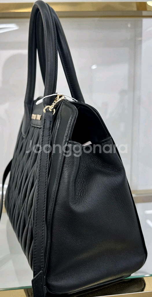 미우미우 블랙 마테라쎄 토트백--1