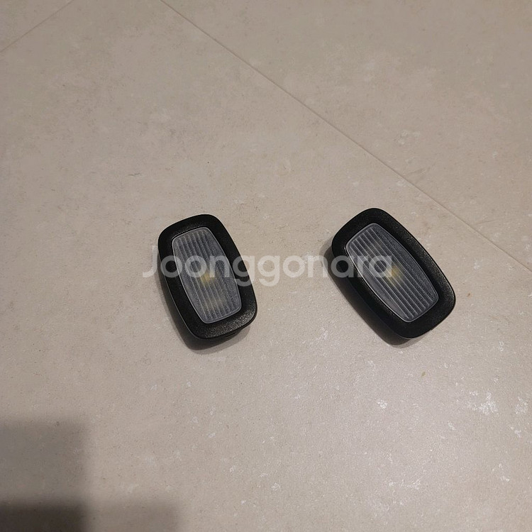 벤츠 cls 300d 20년식 도어 하부 간접등 정품--0