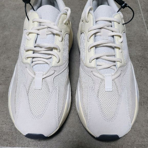 아디다스 이지부스트700 아날로그