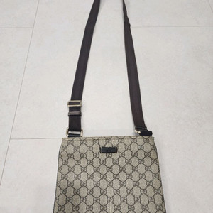 남녀공용 구찌크로스 정품 백화점구매 핸드폰지갑 차키등등