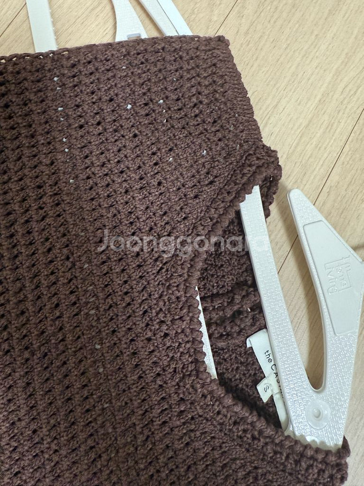 더캐시미어 크로셰 슬리브리스 니트탑--8