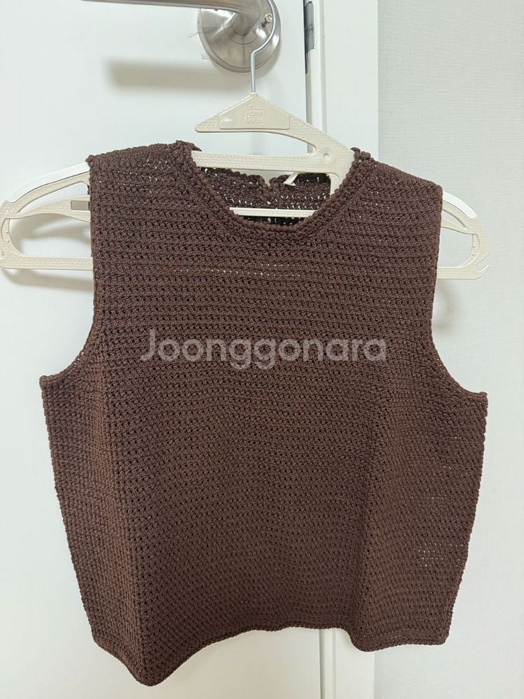 더캐시미어 크로셰 슬리브리스 니트탑--0