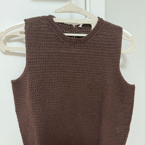 더캐시미어 크로셰 슬리브리스 니트탑