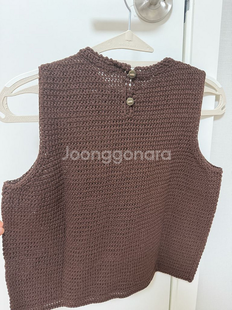 더캐시미어 크로셰 슬리브리스 니트탑--1