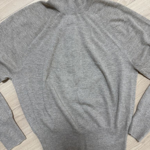 더캐시미어 홀가먼트 백버튼 니트탑