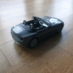 BMW Z4 1:18프라모델