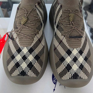 버버리 25SS 니트 넵튠 스니커즈 43사이즈 새제품