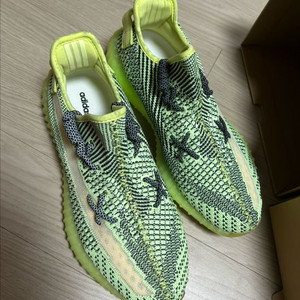 아디다스 이지 부스트 350 V2 이즈릴