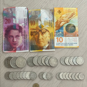 스위스 프랑 지폐 및 동전 일괄 정리