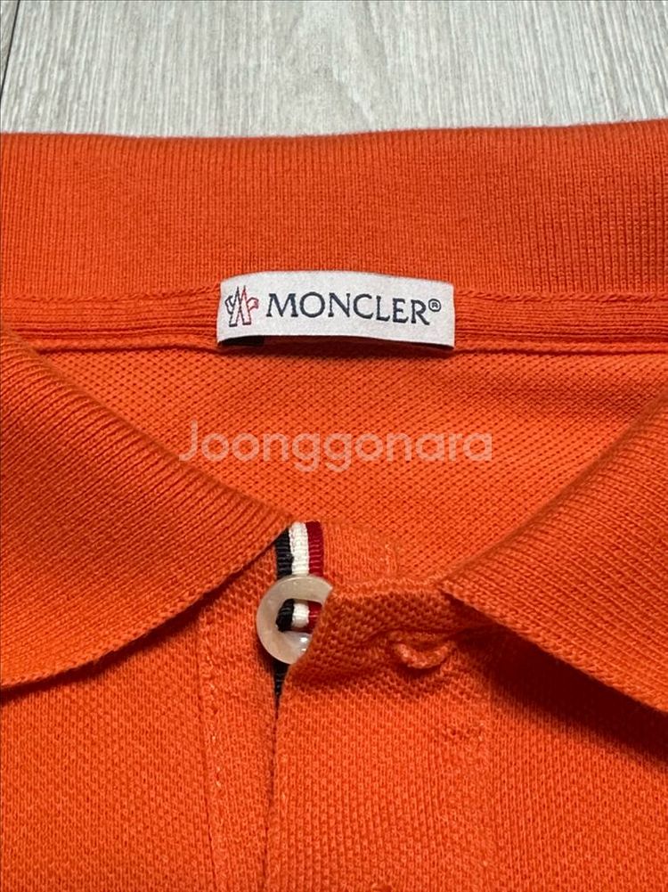 몽클레어 오렌지색 남성 반팔 폴로셔츠입니다--2