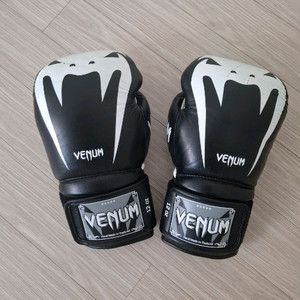 베넘 복싱글러브3.0 12oz입니다