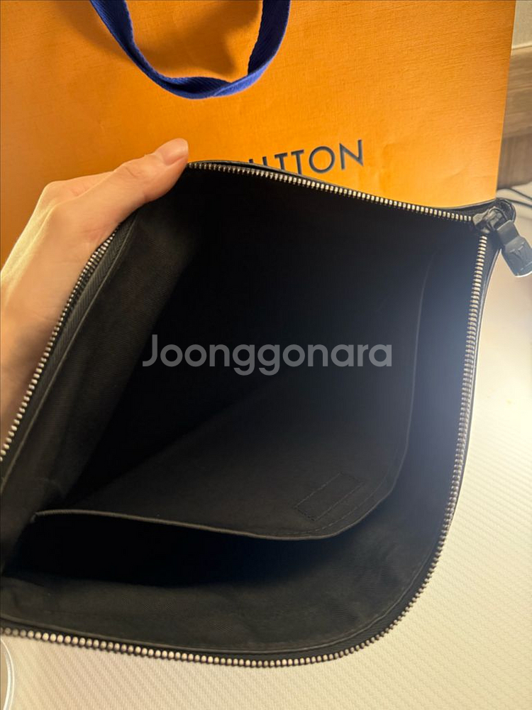 루이비통 쉐도우 모노그램 포쉐트 클러치--4
