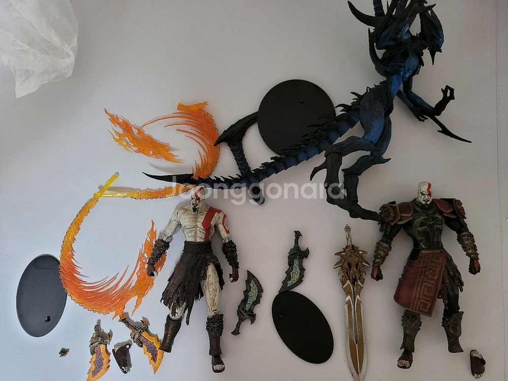 neca 디아블로 갓오브워 크레토스 파손 피규어 팝니다--1