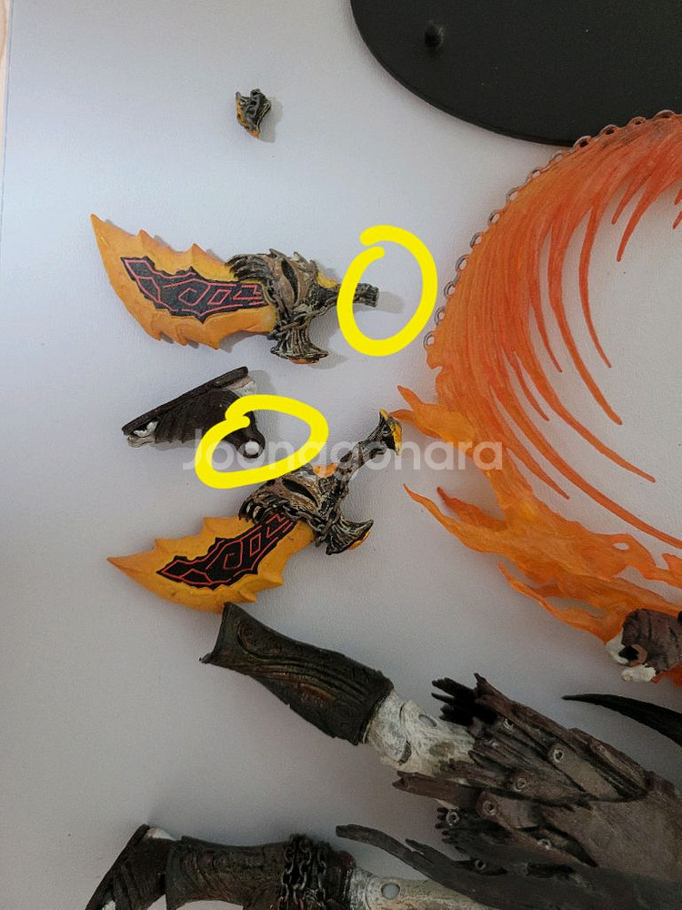 neca 디아블로 갓오브워 크레토스 파손 피규어 팝니다--3