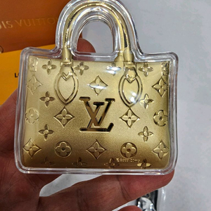 루이비통 금 가방 키링