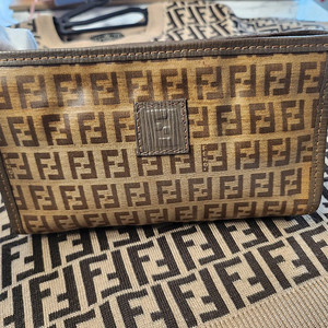 정품.FENDI 미니 클러치백 정가 200만원대.