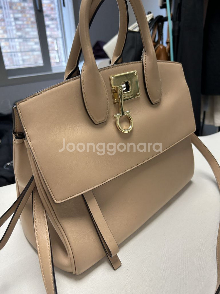 정품)페라가모 백 팔아요--0