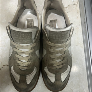 마르지엘라 스니커즈