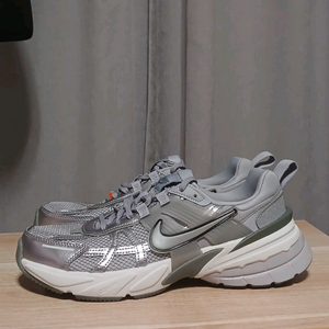 나이키 우먼V2K 런 260사이즈 새제품(노박스)