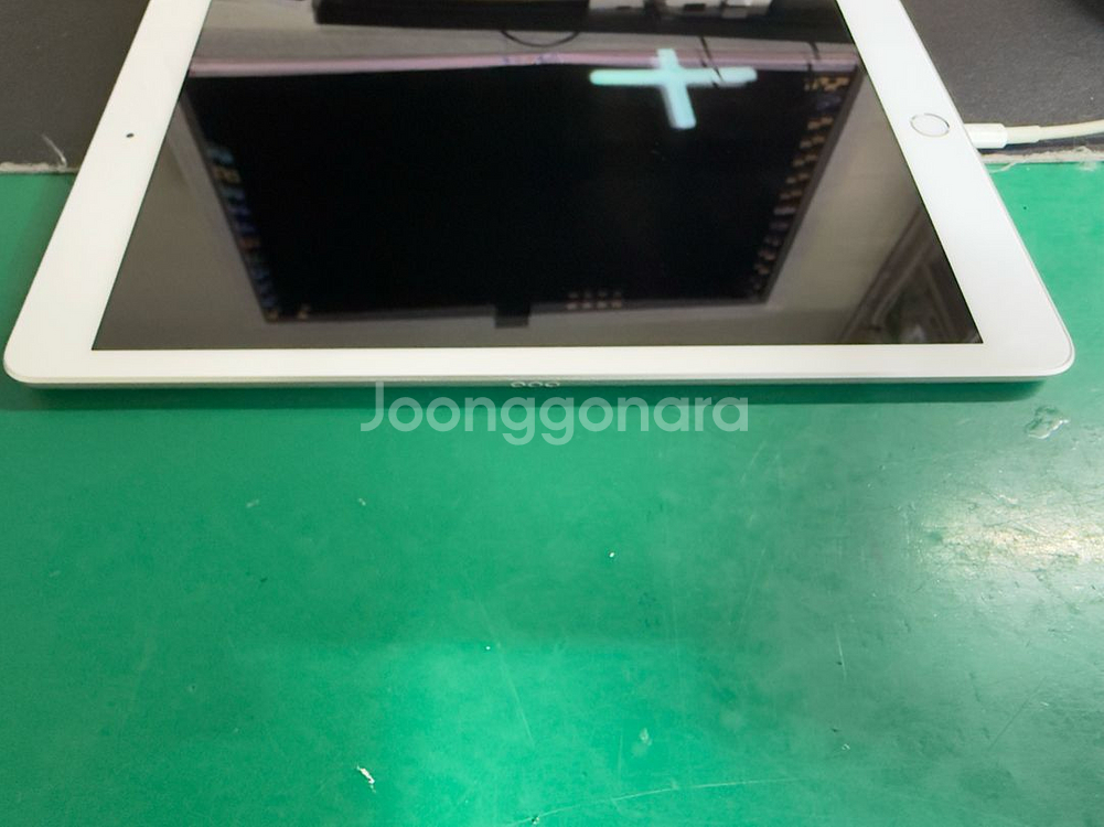아이패드 8세대 wifi 128GB 실버(배터리불량)--4