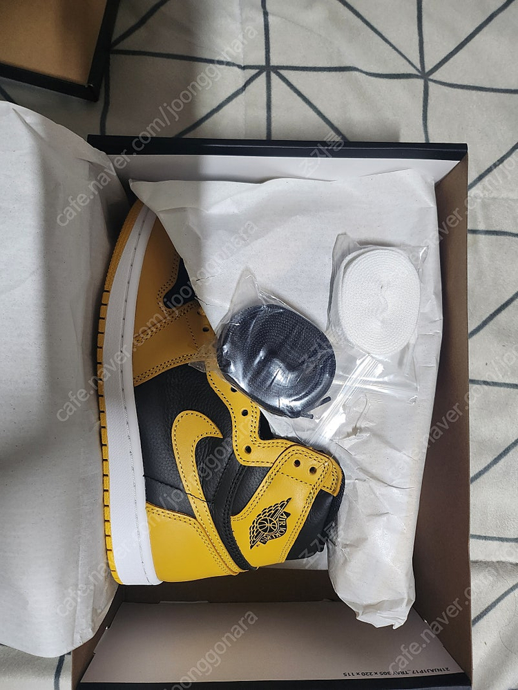 나이키 에어조던1 레트로 하이 OG 폴른팝니다 이미지