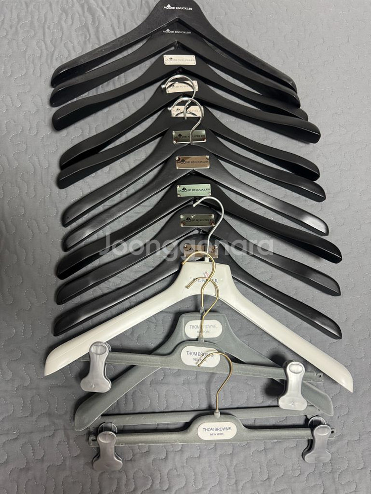 무스너클 옷걸이 몽클레르 톰브라운 옷걸이 명품 의류 패--0
