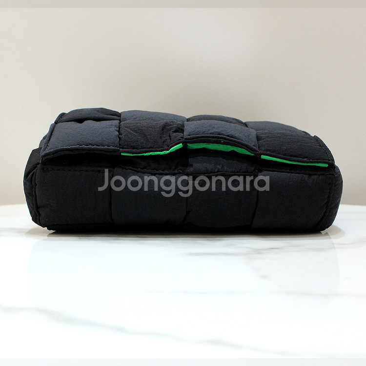 [명품다올동래] 보테가베네타 패딩 카세트 벨트백--5