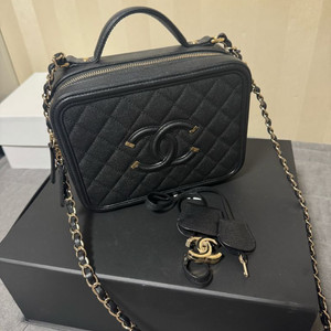 샤넬 코스메틱백 미듐 캐비어 28번대