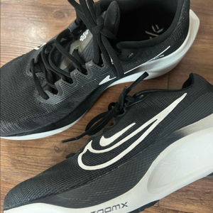 나이키 줌 플라이5 검흰 245