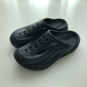 호카 오라 리커버리 뮬 블랙 270
