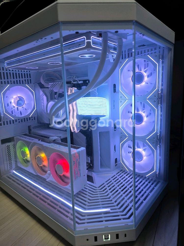 라이젠7 9800X3D RTX5080 화이트PC 신품--1