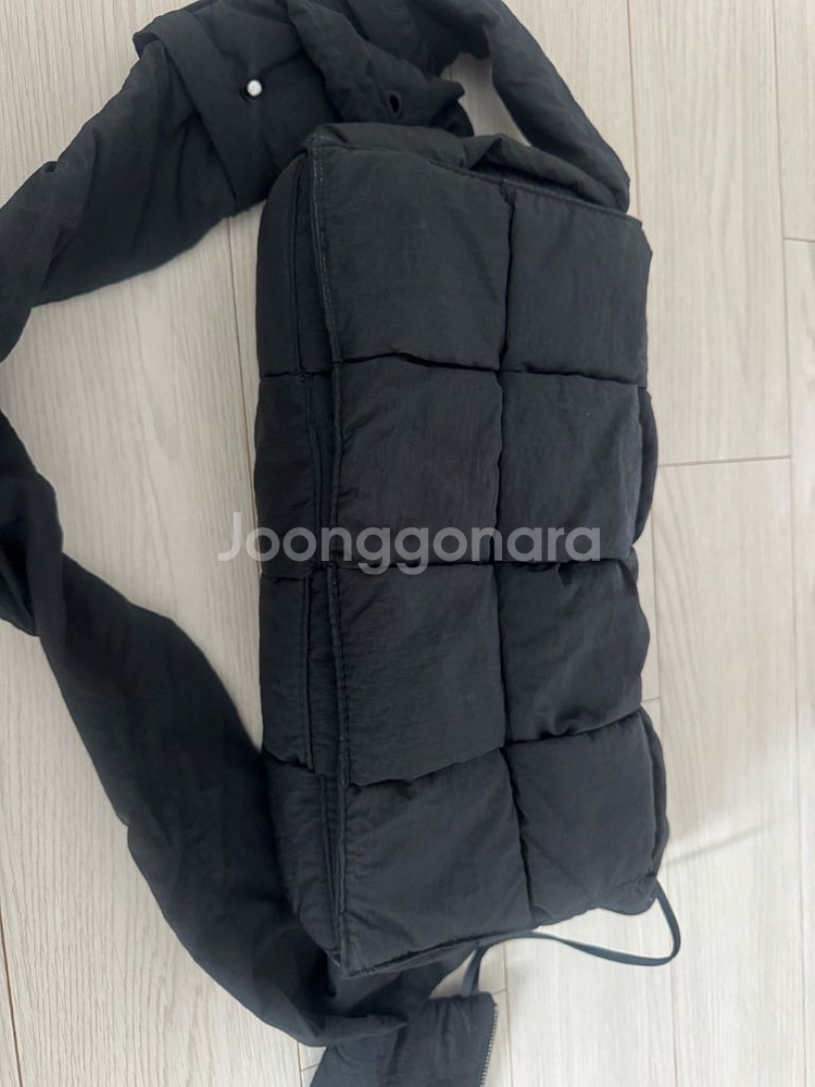 보테가베네타 패딩 카세트백--0