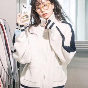 보이넥스트도어 리우 해비즘 울 바시티 집업 니트