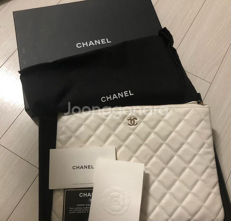 샤넬 클래식 클러치 화이트 캐비어 뉴미듐--0