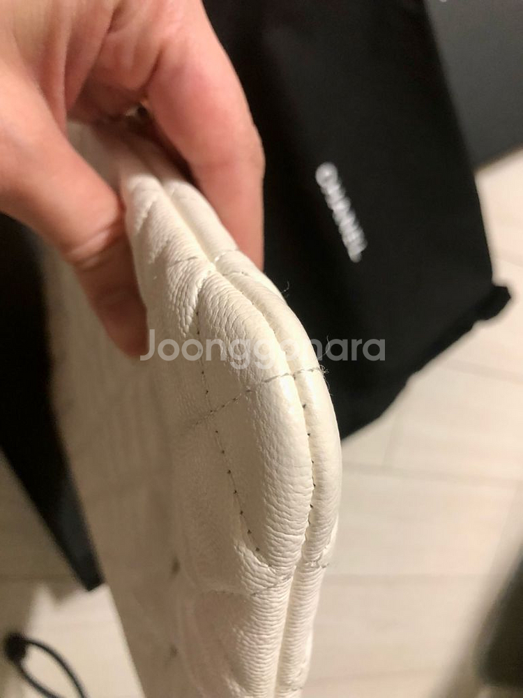 샤넬 클래식 클러치 화이트 캐비어 뉴미듐--3