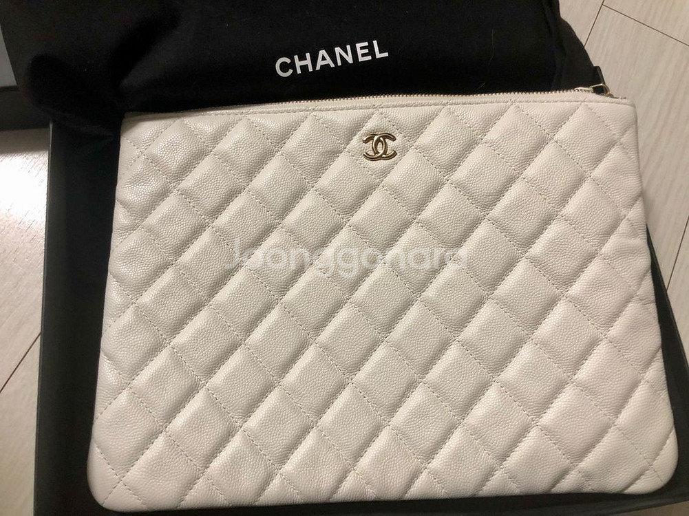 샤넬 클래식 클러치 화이트 캐비어 뉴미듐--1