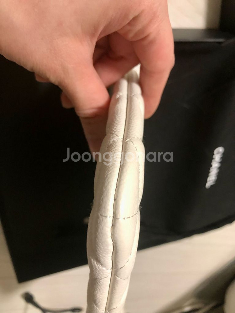 샤넬 클래식 클러치 화이트 캐비어 뉴미듐--2