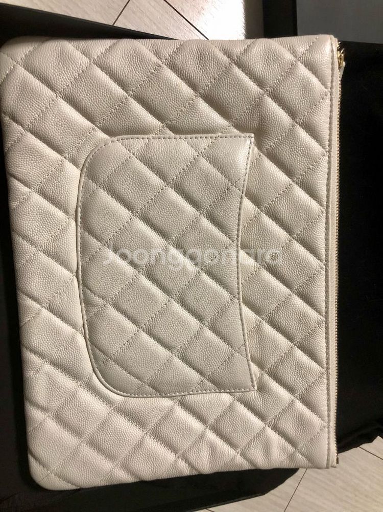 샤넬 클래식 클러치 화이트 캐비어 뉴미듐--4