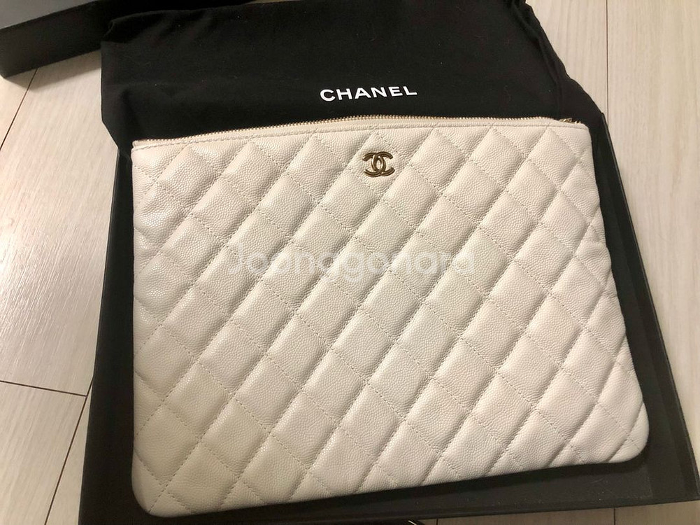 샤넬 클래식 클러치 화이트 캐비어 뉴미듐--5