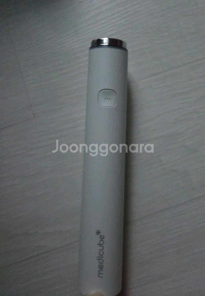메디큐브 에이지알 부스터프로 미니 화이트--1